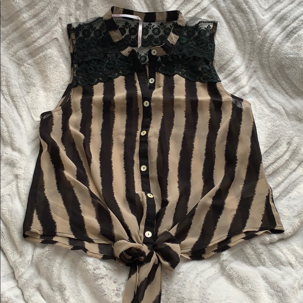 Sleeveless lace detailed cute top